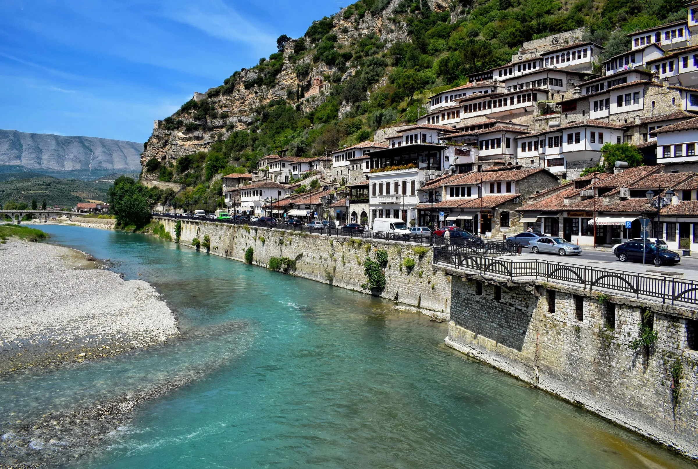 Altstadt von Berat: osmanische Häuser am Fluss Osum