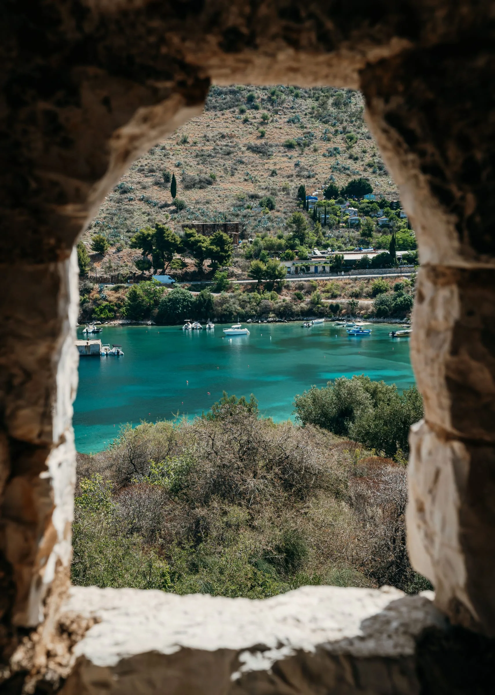 Bucht an der albanischen Riviera mit Booten