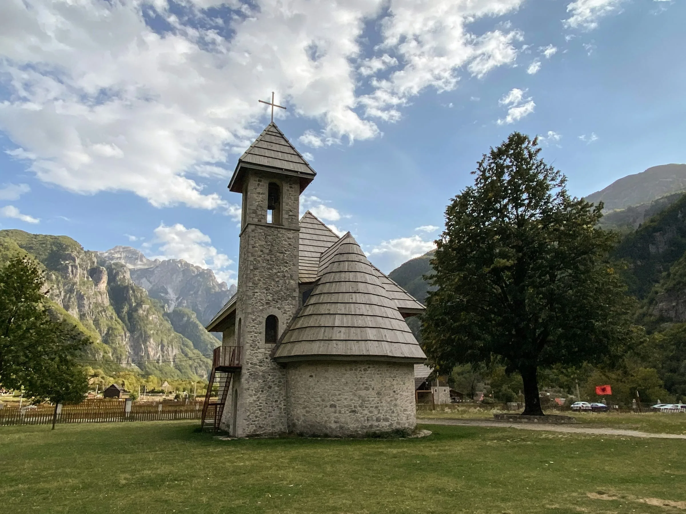 Kleine Steinkirche in den albanischen Alpen bei Theth