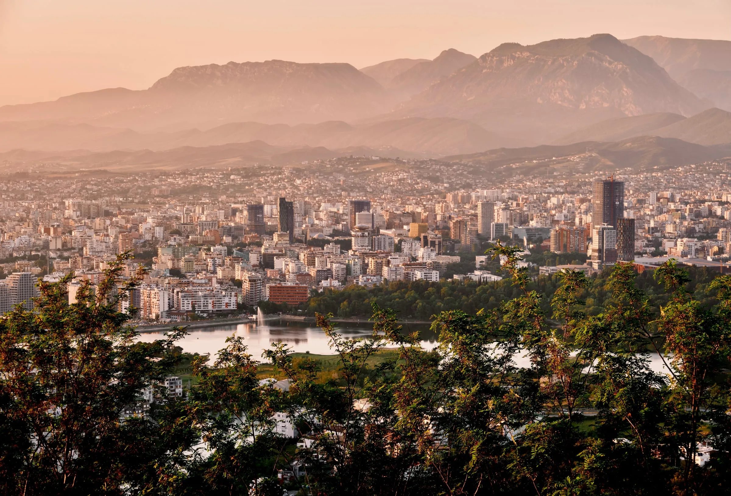 Panorama von Tirana mit See und Bergkette im Hintergrund